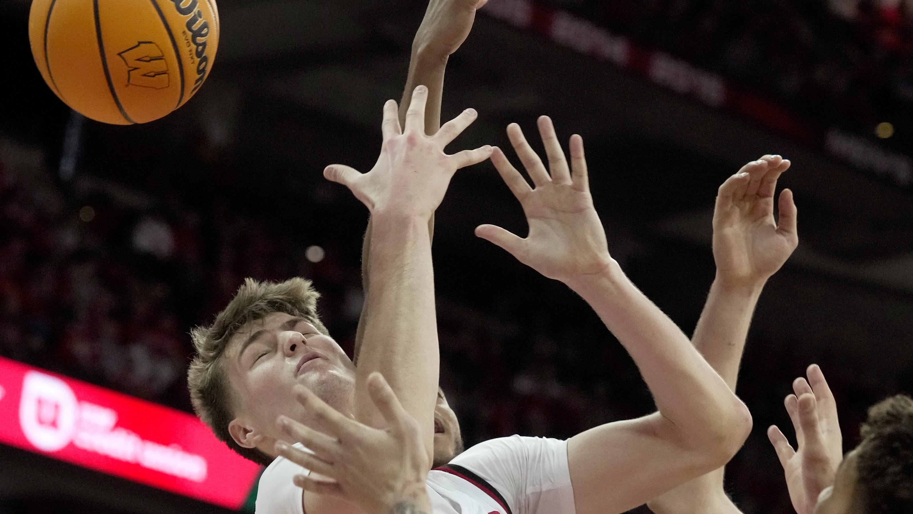 Close Loss For Wisconsin Men's Basketball Team Against Oregon, 77-73