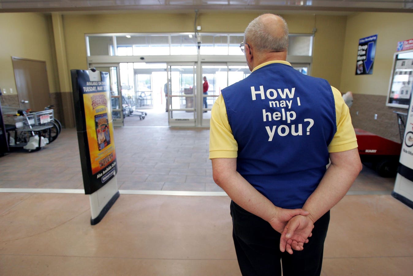 Walmart Shares Drop Amid Weak Guidance, Tariff Concerns