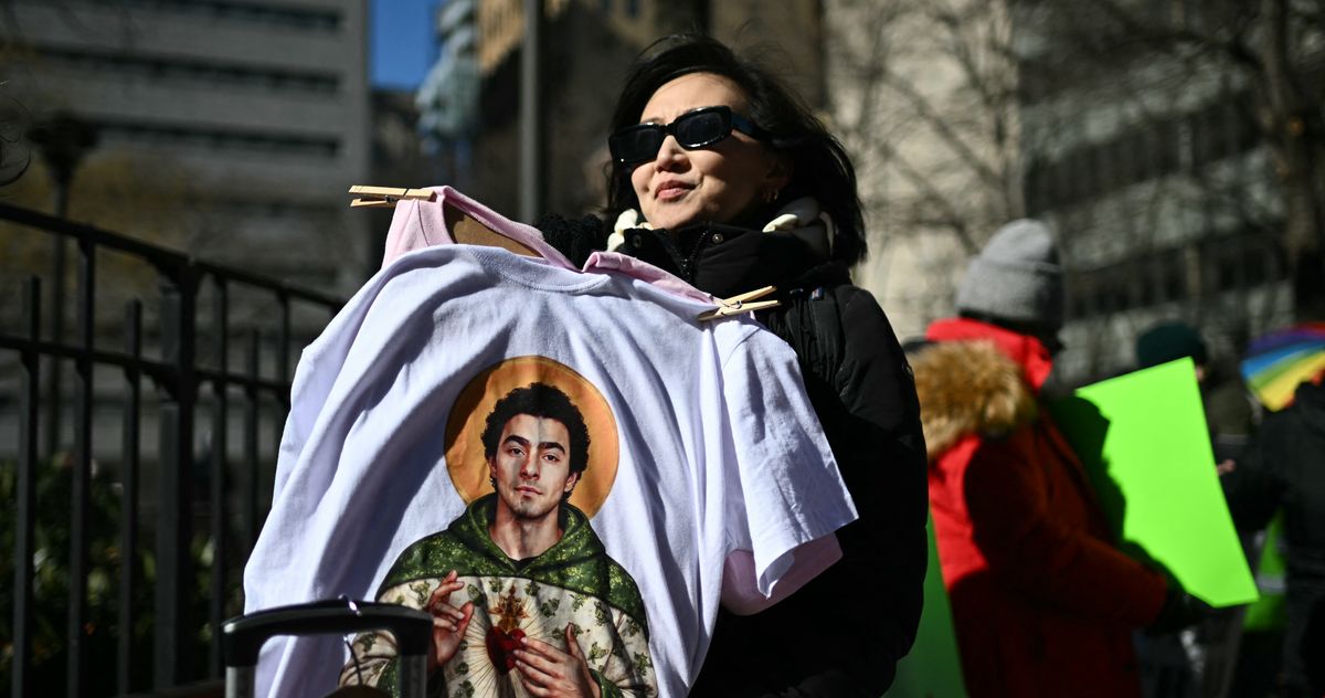 Women Stand By Luigi Mangione During His Court Case